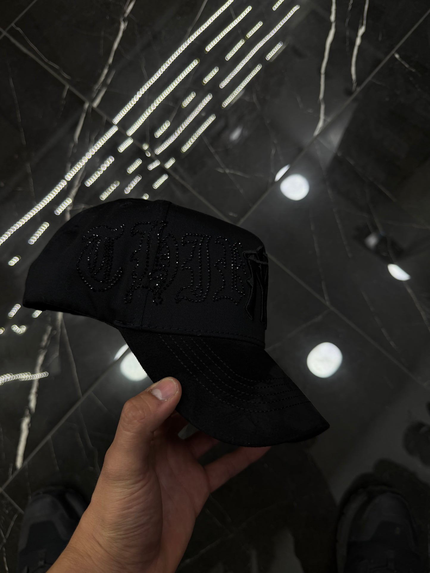 31 Hats Crystal Black