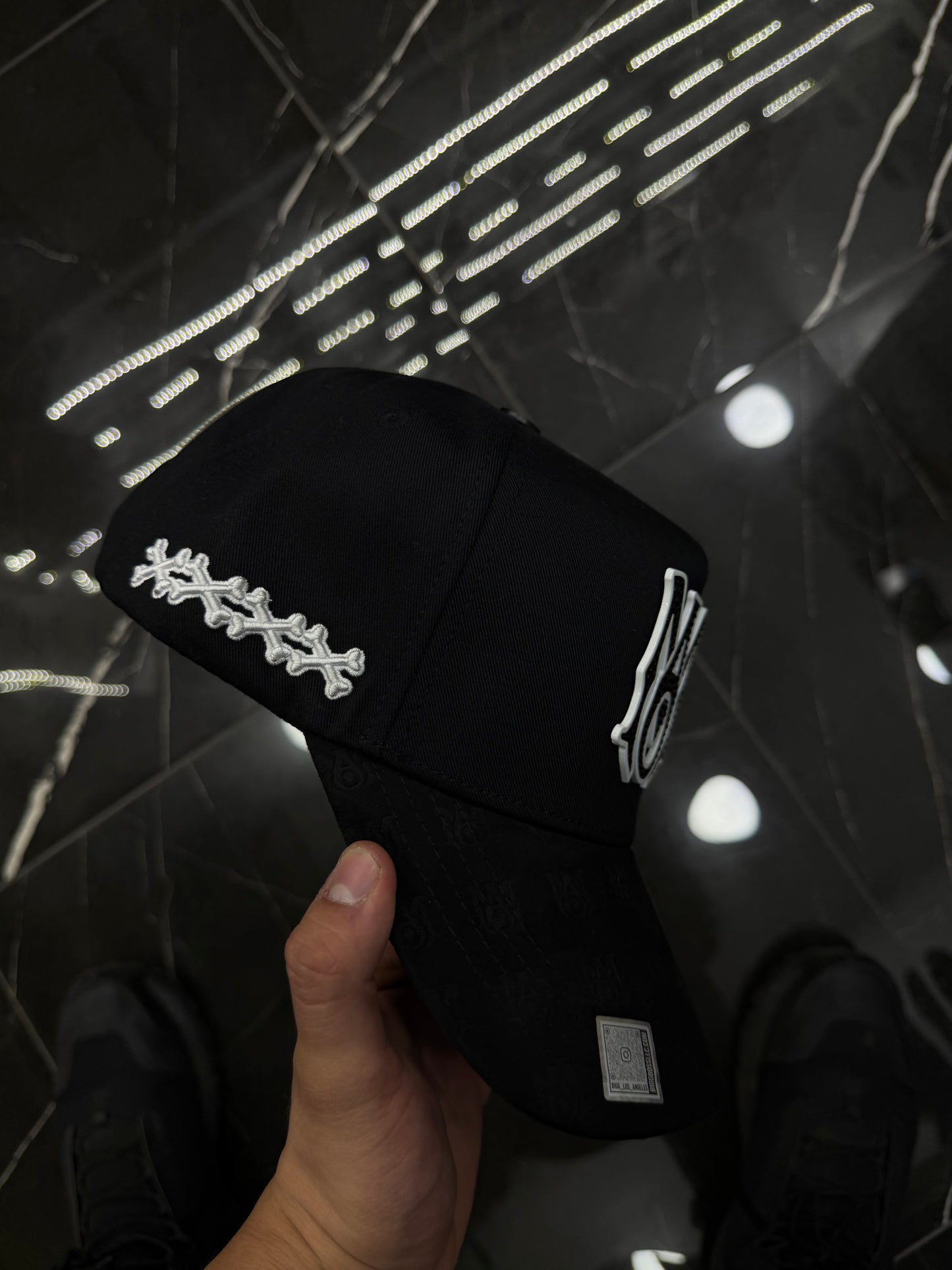 Amiri Bigg Boss white